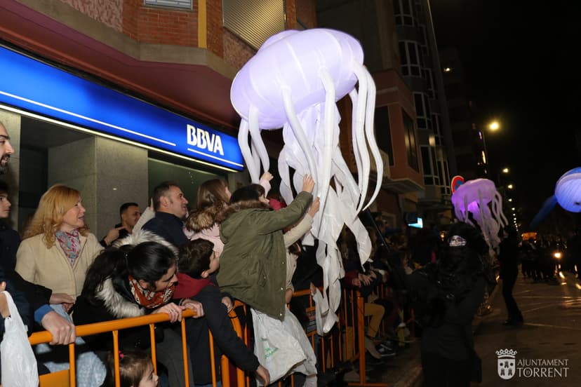Pasacalles con ballenas y medusas iluminadas de gran formato