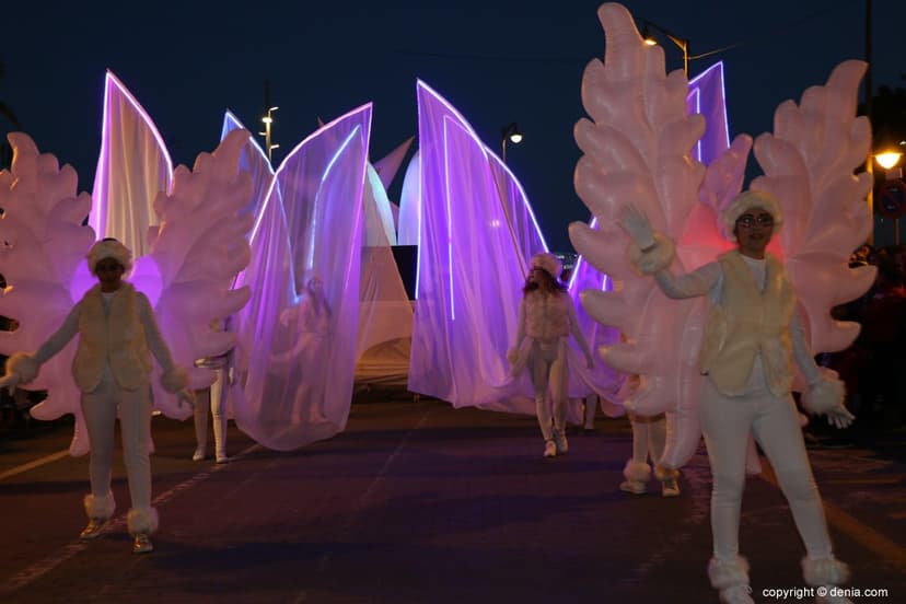Ángeles con velos LED en cabalgata nocturna de Reyes