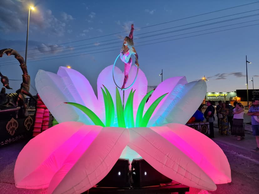 Carroza con forma de flor gigante y acróbata aérea