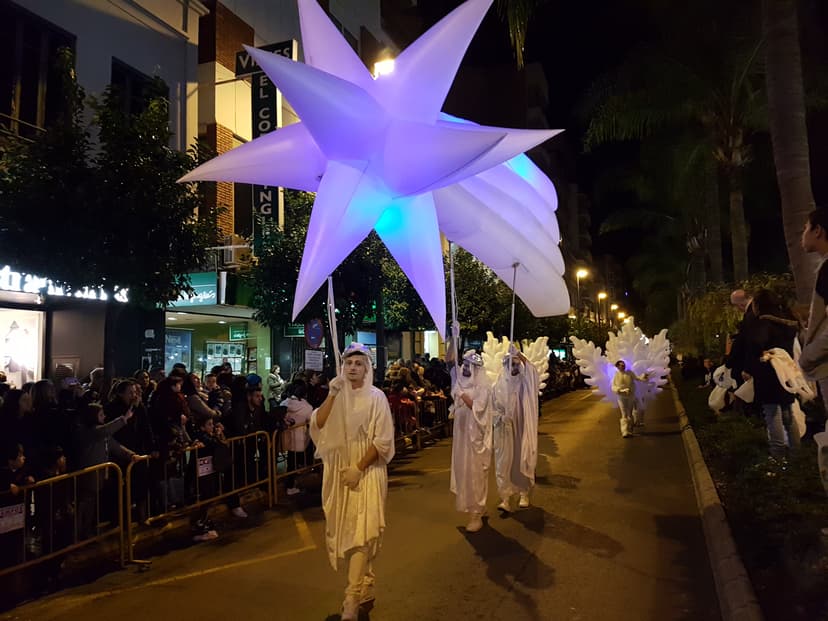 Ángel central con estrella de Oriente en cabalgata de Reyes en Madrid