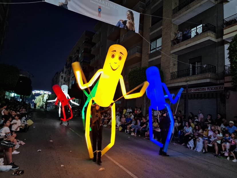 Marionetas gigantes en pasacalles