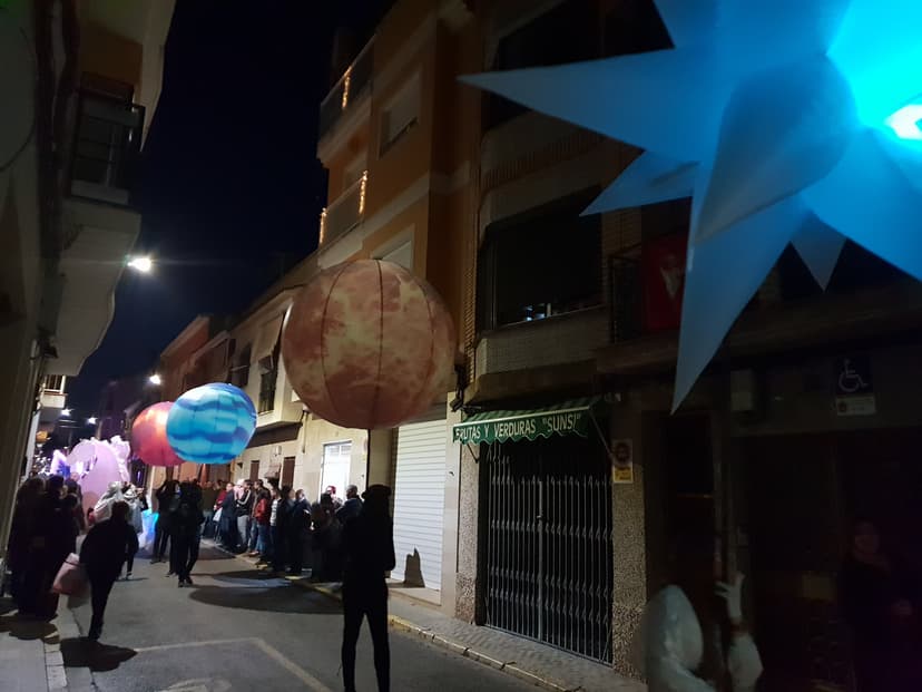 Planetas y estrellas hinchables en pasacalles de luz