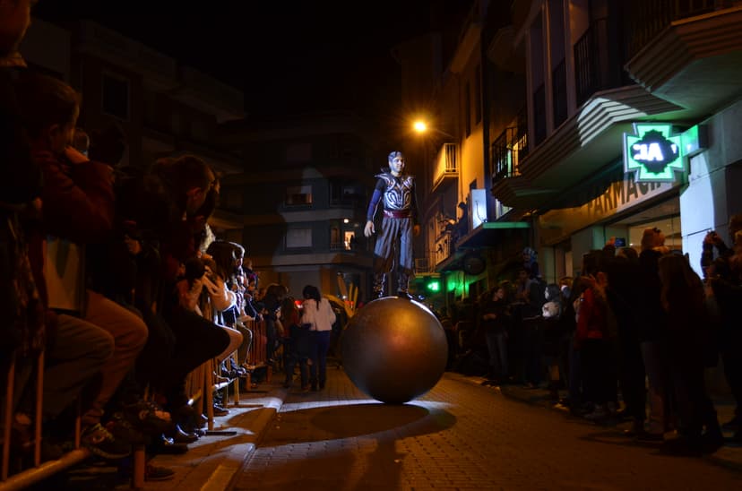 Zancudo acróbata sobre bola gigante en pasacalles