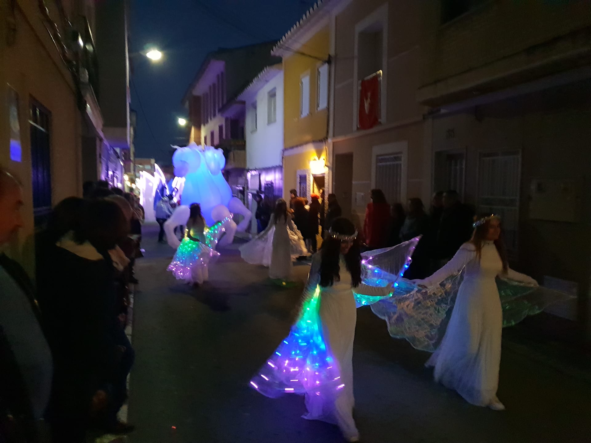 Cabalgata nocturna con caballos hinchables iluminados en calle de Alicante