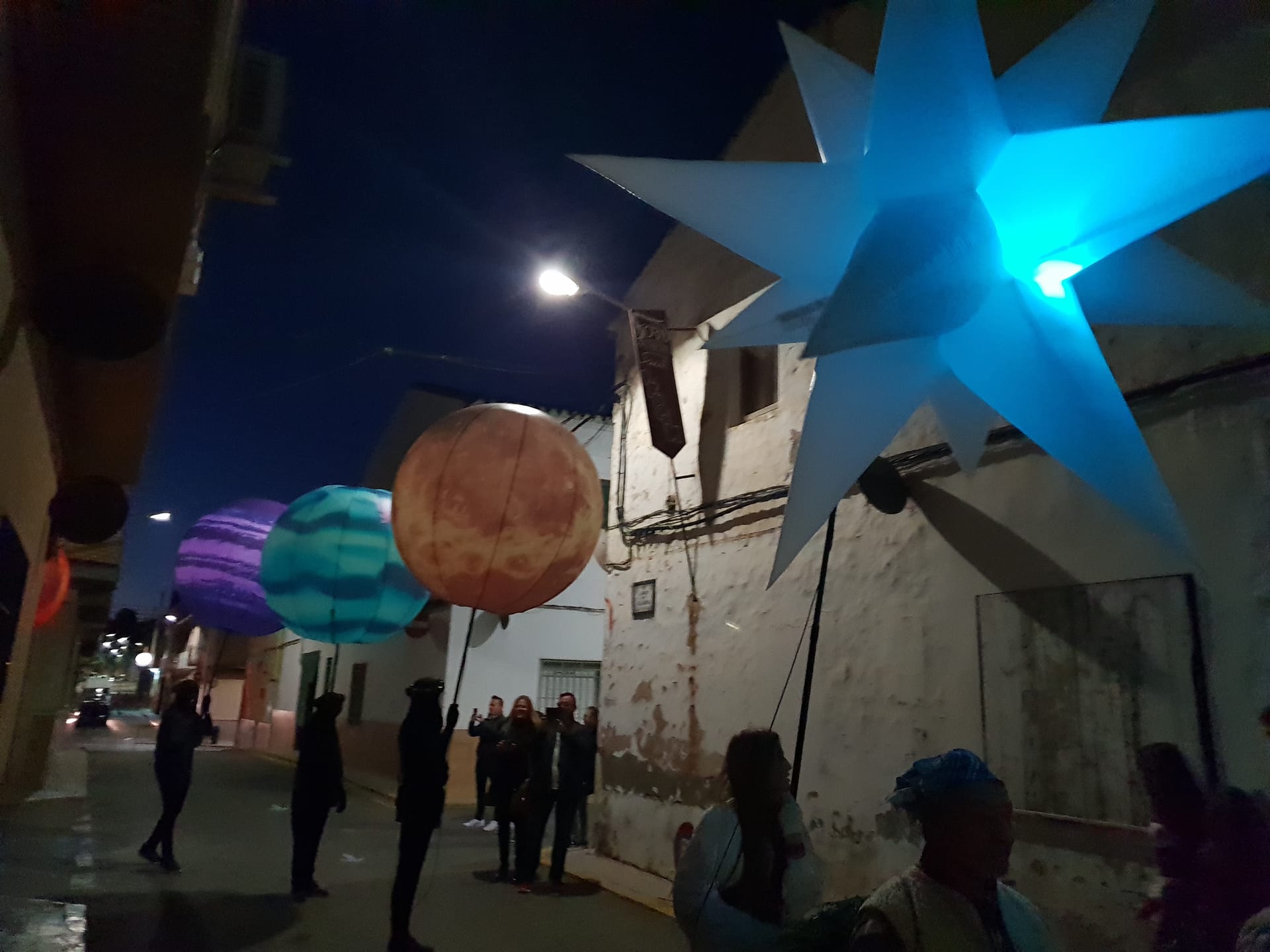 Planetas y estrellas iluminados en cabalgata nocturna en Murcia