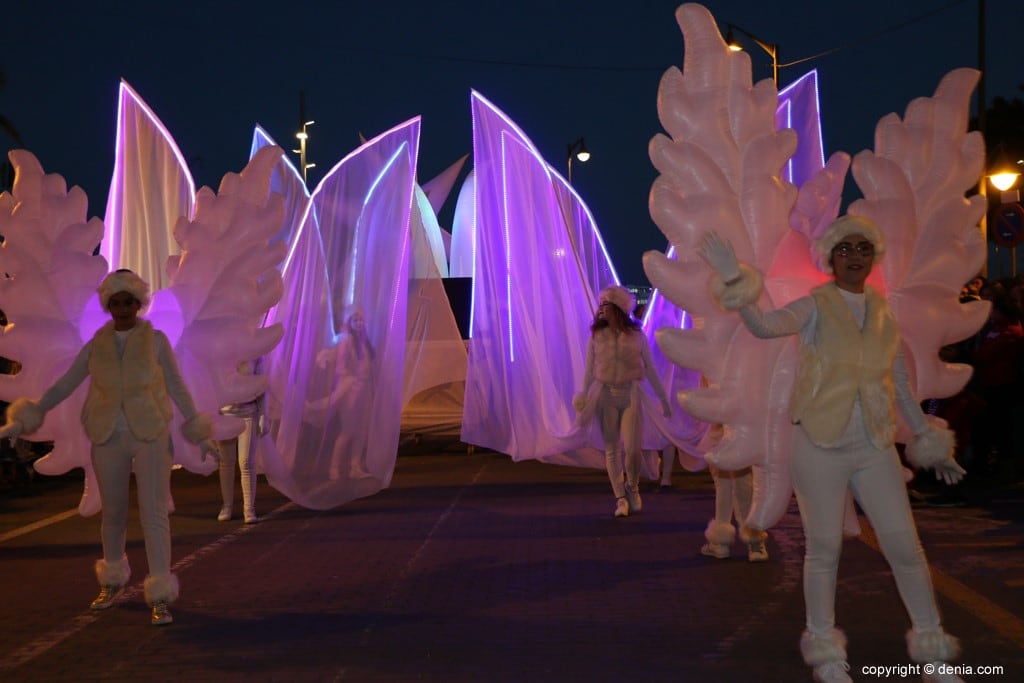 Ángeles con velos LED en cabalgata nocturna de Reyes