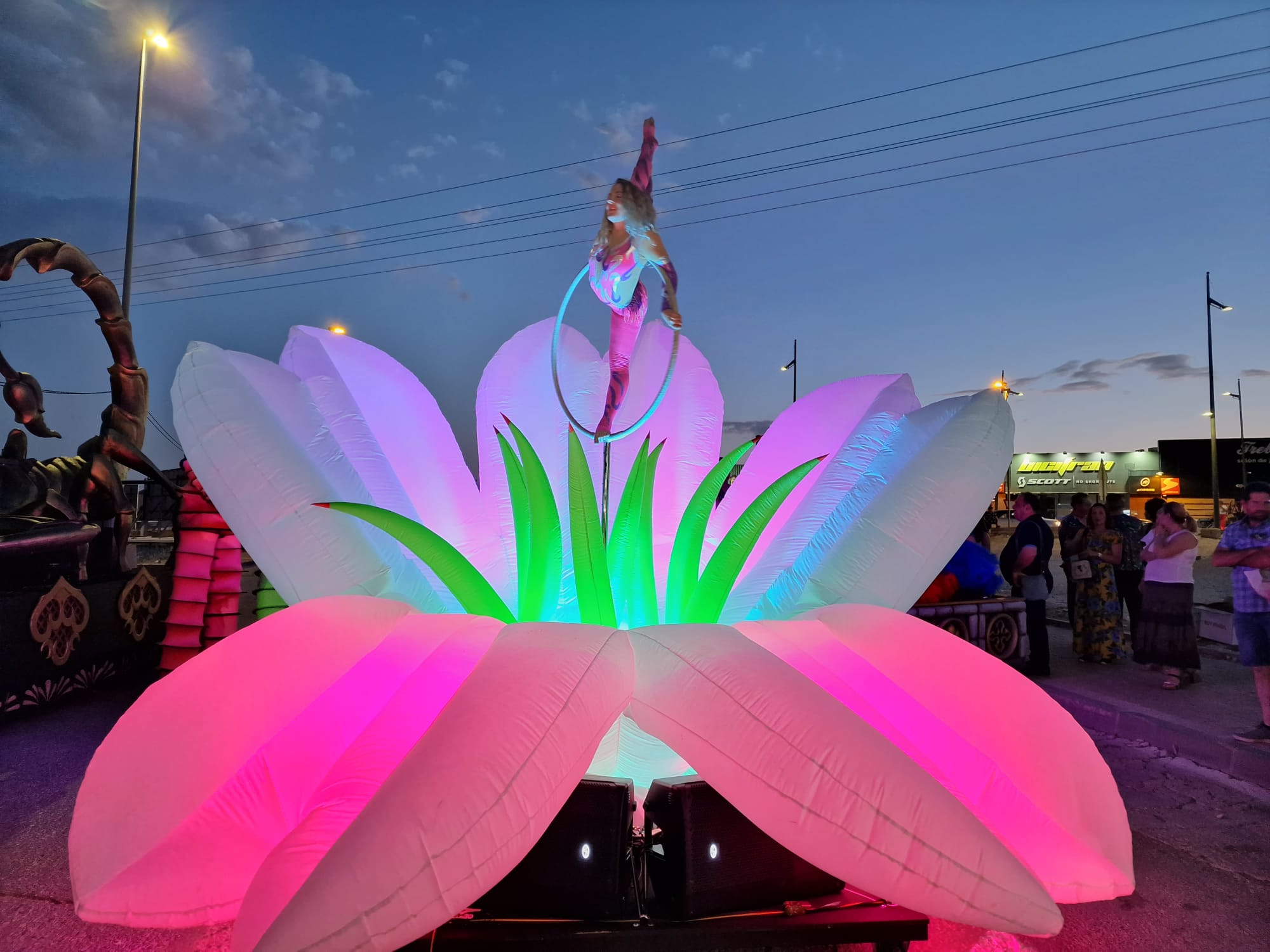 Carroza flor con acróbata en cabalgata